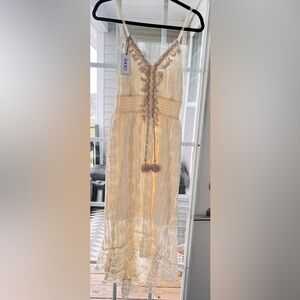 Cider off white lace dress size M
NWT